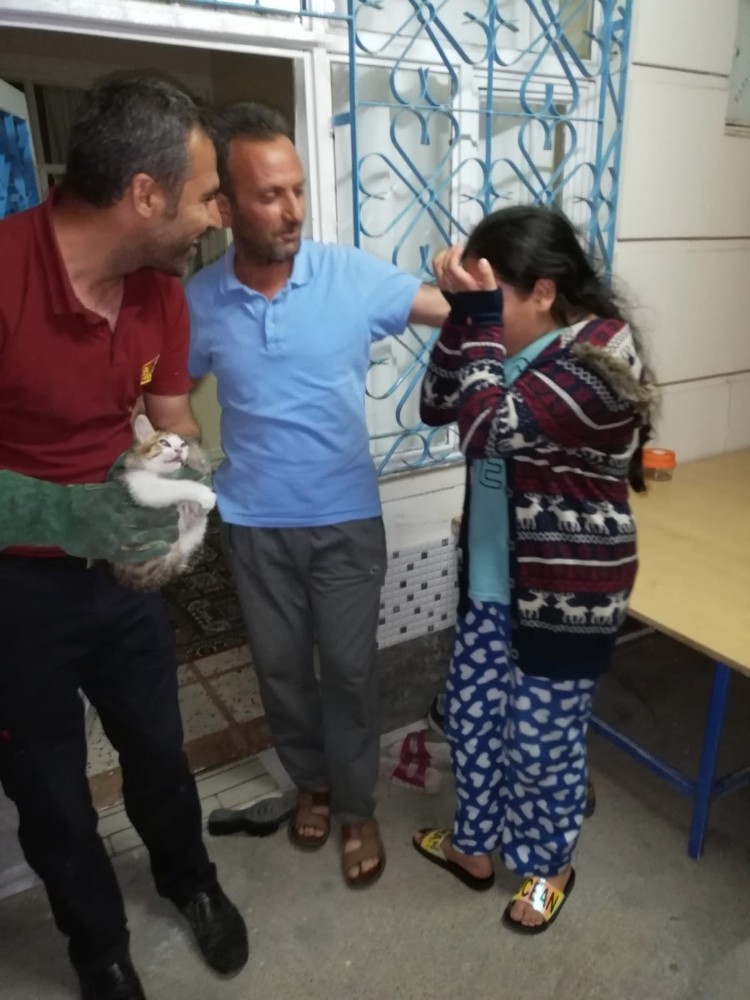Kurtarılan kedisi için sevinç gözyaşları döktü 