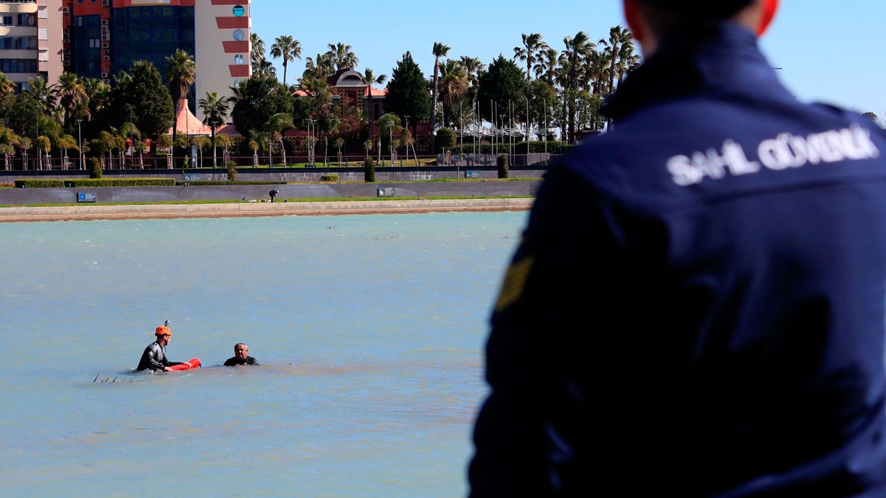 Kurtarılmak istemedi! Arkadaşlarıyla tartışan belediye çalışanı Boğaçayı’na atladı! Buz gibi suda saatler sonra ikna edildi