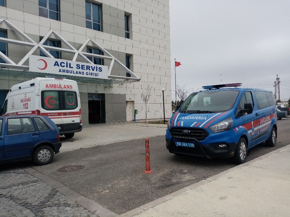 Kurtarmaya çalıştığı kamyon ile traktör arasında kaldı 