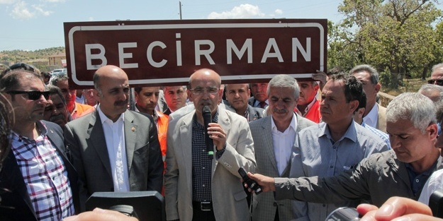 Kürtçe tabelayı Bakan Şimşek taktı