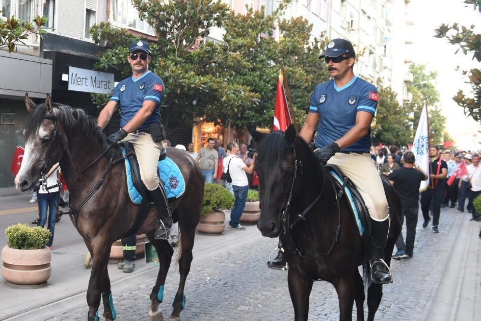 Kurtdere kortejinde atlı zabıta sürprizi 