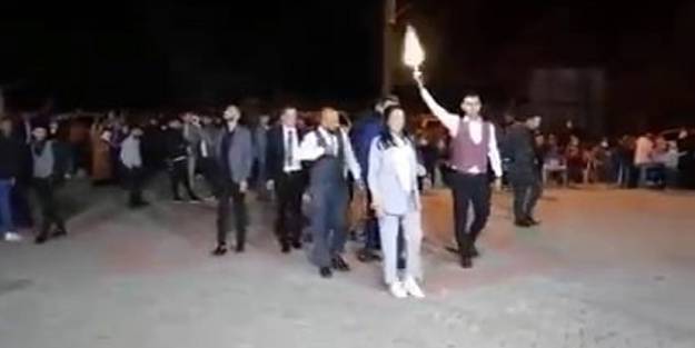 Kurtlar Vadisi müziği eşliğinde silahları ateşleyerek ilerlediler! Tepki çeken görüntüler
