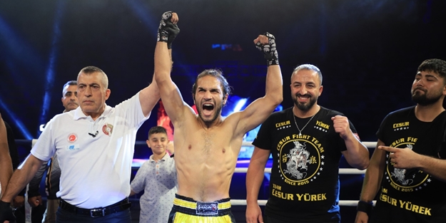 Kurtlar Vadisi müziğiyle ringe çıktı! Önce salonu, sonra rakibini yıktı