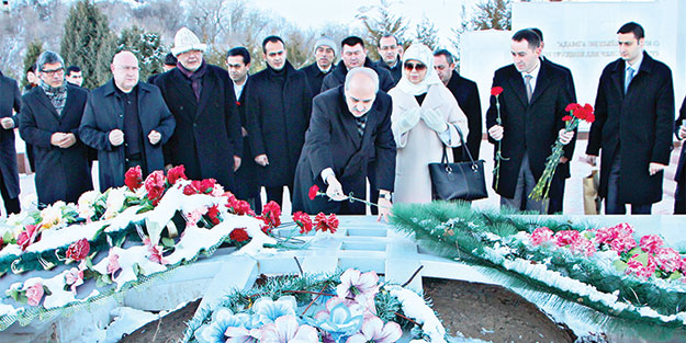 Kurtulmuş, Aytmatov’un mezarında dua etti