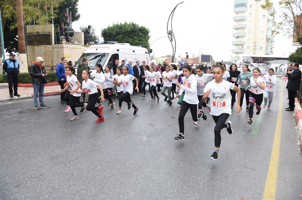 Kurtuluş Koşusunda yüzlerce öğrenci madalya için mücadele etti 