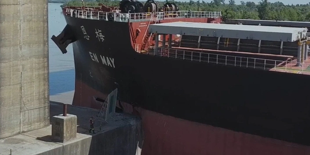 Kuru yük gemisi köprüye çarptı!