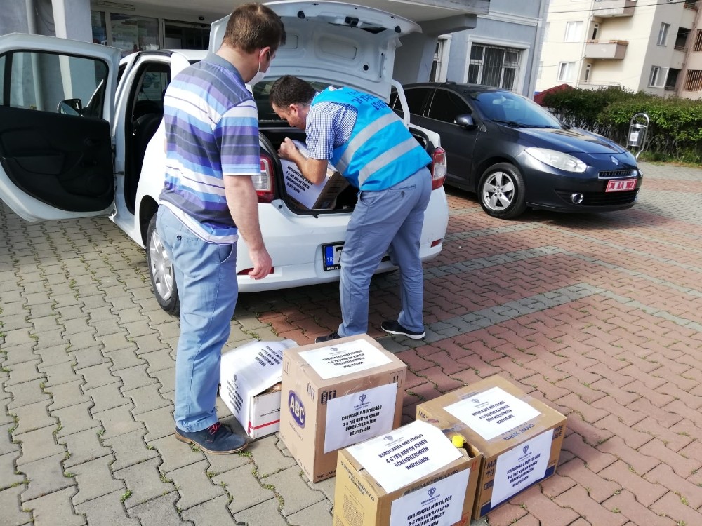 Kurucaşile’de miniklerden Ramazan kolisi 