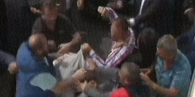 Kurultay gerginliği! Kavga çıktı