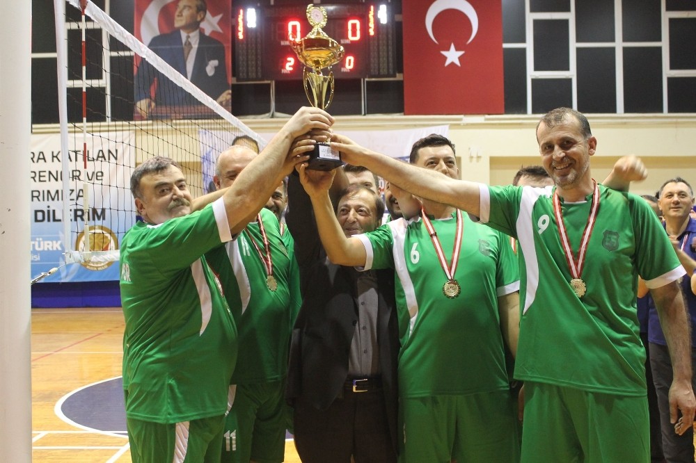 Kurumlar Arası Voleybol Turnuvası’nın şampiyonu Esnaf Spor oldu 