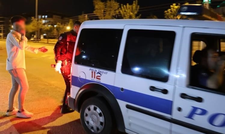 Kurusıkı tabanca ile yakalanan genç polis otosunda yer beğenmedi