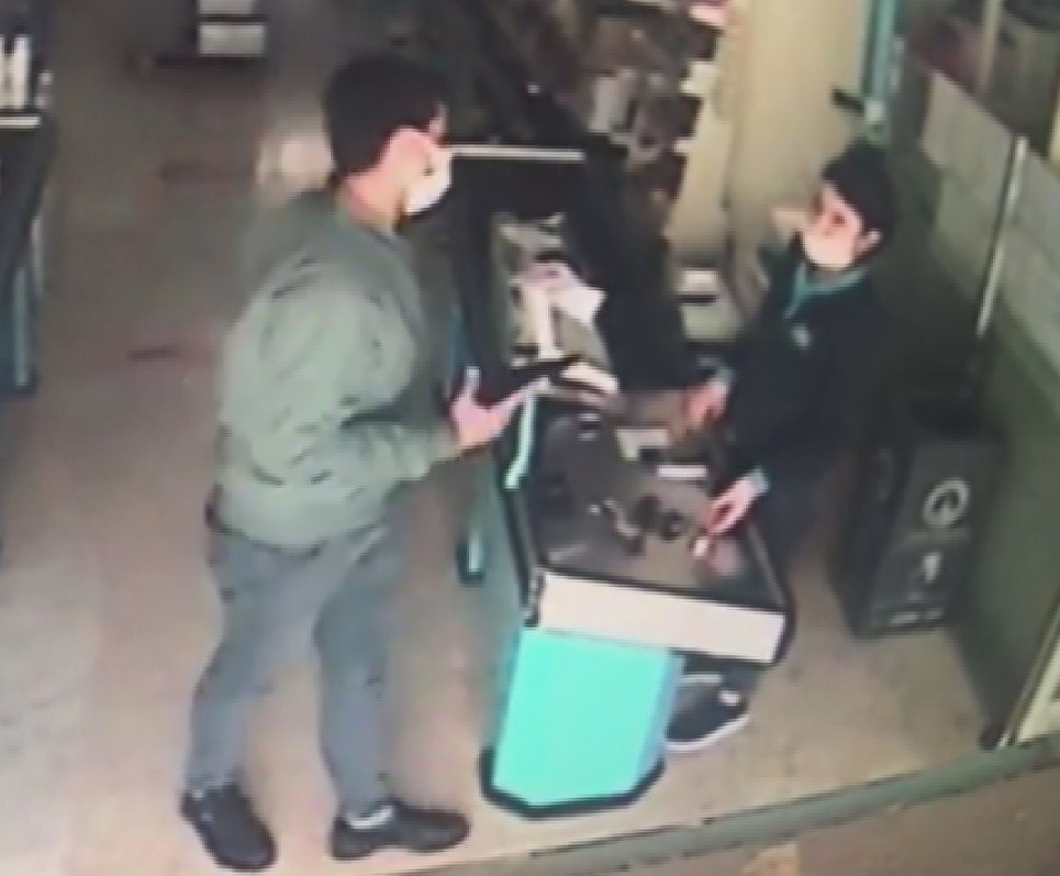 Kurusıkı tabancayla market soygunu kamerada 