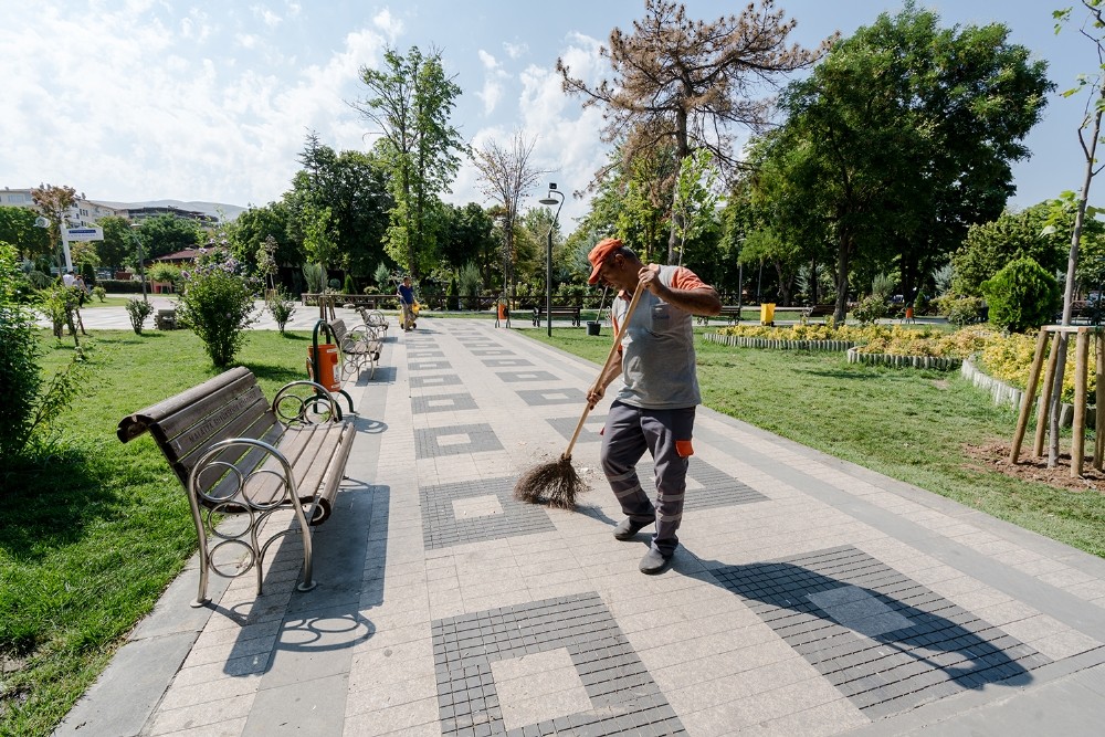 Kuruyan ağaçların yerine yenileri dikildi 