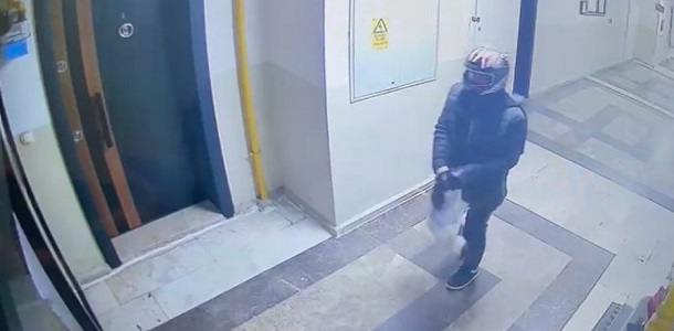 Kurye gibi girdiler 20 bin doları çaldılar! Ev sahibini böyle rehin aldılar