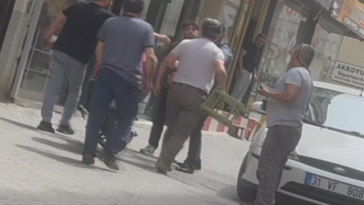 Kurye ile yaşlı adamın tabureli tartışması kamerada