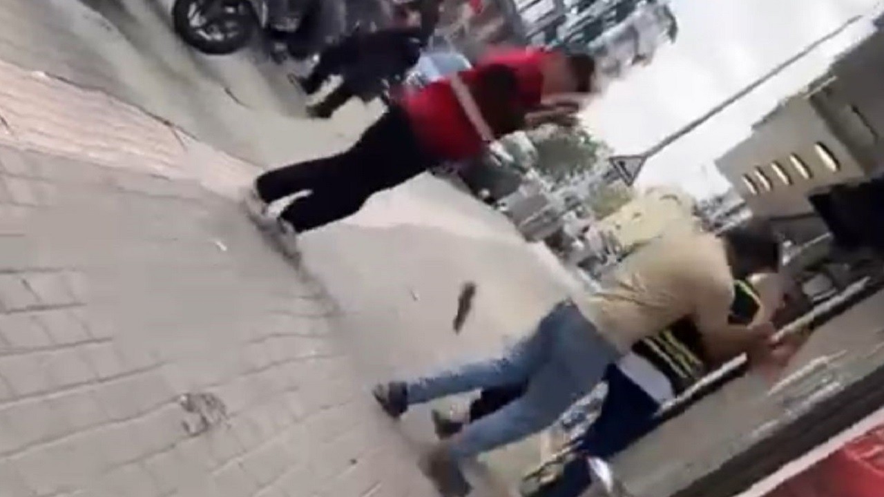 Kuryelerin sopalı kavgası kamerada