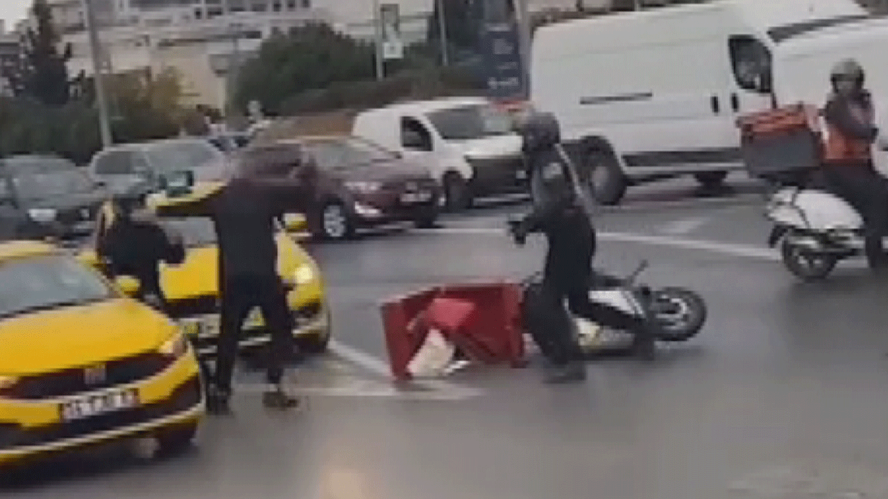 Kuryeyi demirle dövdü