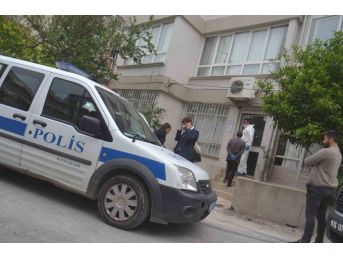 Kuşadalı 67 yaşındaki avukat evinde ölü bulundu