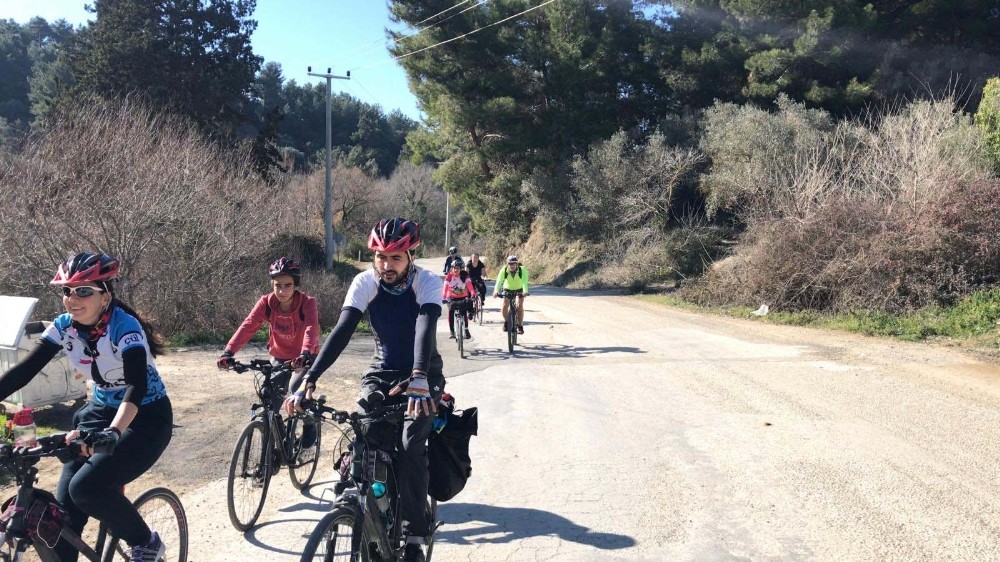Kuşadalı bisikletçiler, bu defa barınaktaki hayvanlar için pedal çevirdi 