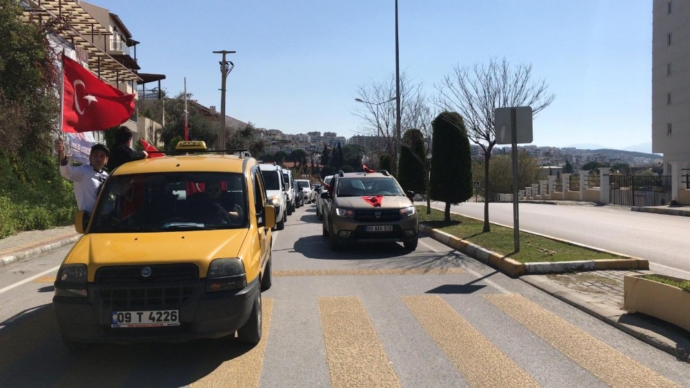 Kuşadalılar şehitler için araçlarıyla konvoy yaptı 