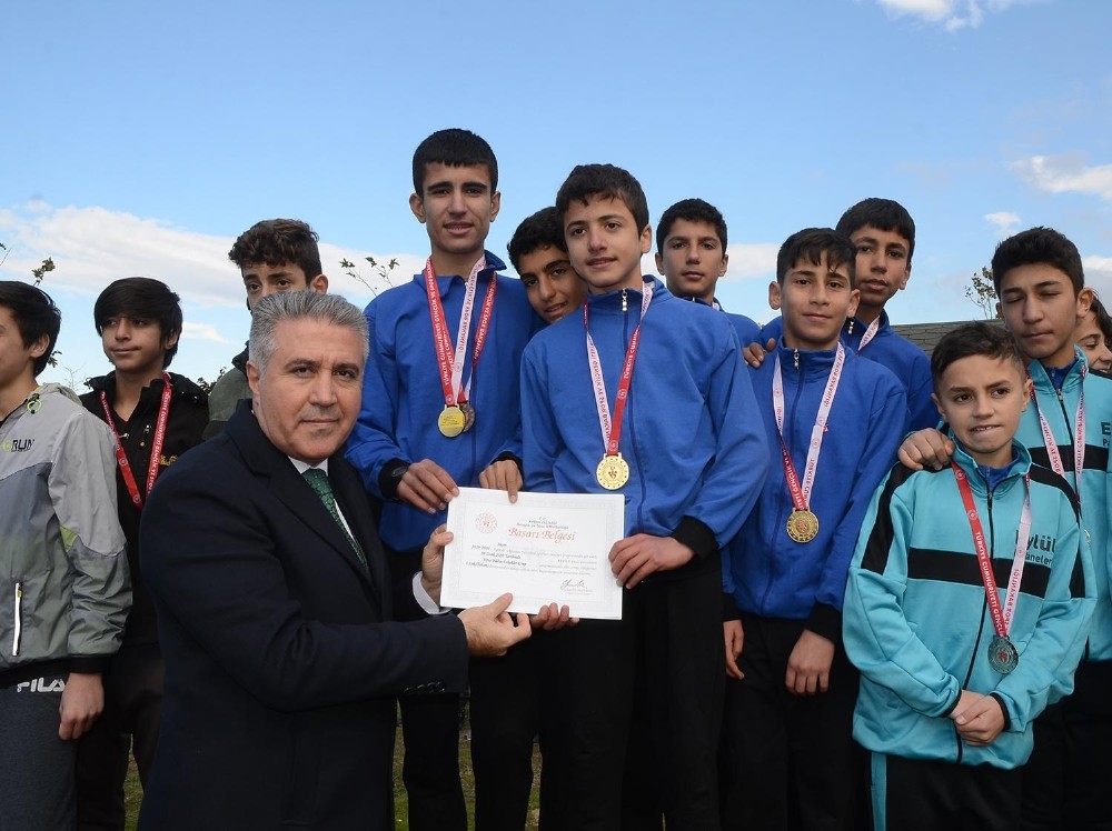 Kuşadası 400 genç sporcuyu ağırladı 