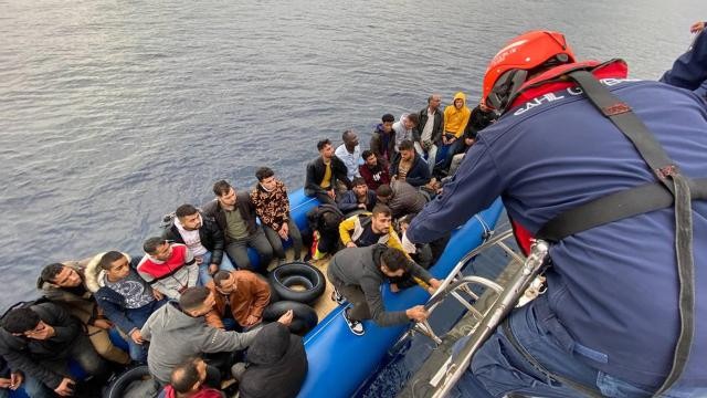 Kuşadası açıklarında 75 düzensiz göçmen kurtarıldı
