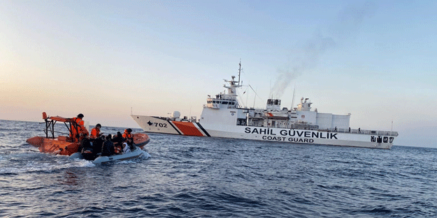Kuşadası açıklarında hareketli saatler