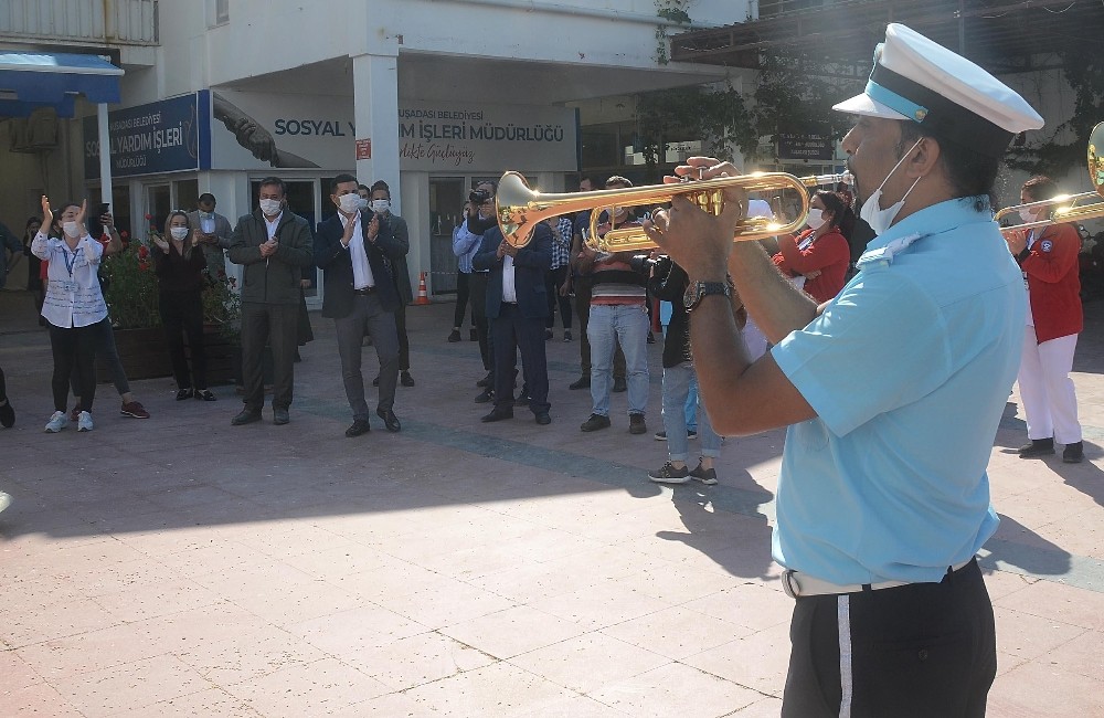 Kuşadası Belediye bandosu moral vermeye devam ediyor 