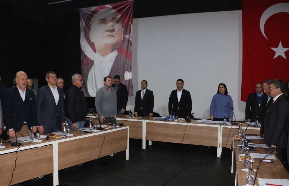 Kuşadası Belediye Meclisi’nden İdlib Şehitleri için saygı duruşu 