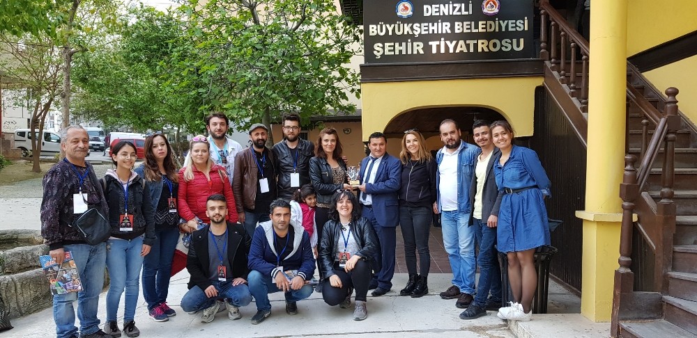 Kuşadası Belediye Tiyatrosu, Denizli’deki şenliğe katıldı 