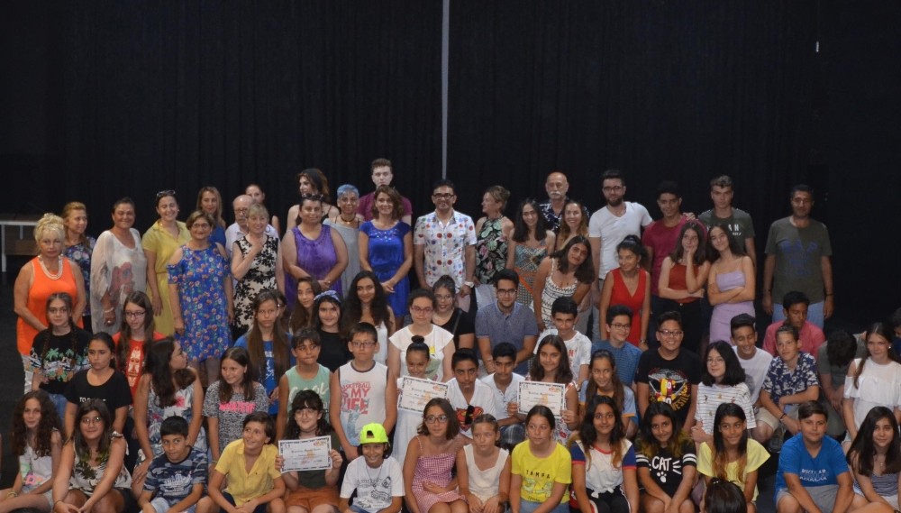 Kuşadası Belediye tiyatrosu kursiyerleri sertifikalarını aldı 