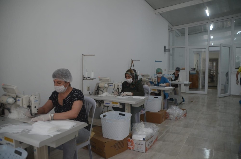 Kuşadası Belediyesi 20 bini çocuklar için 350 bin maske üretti 