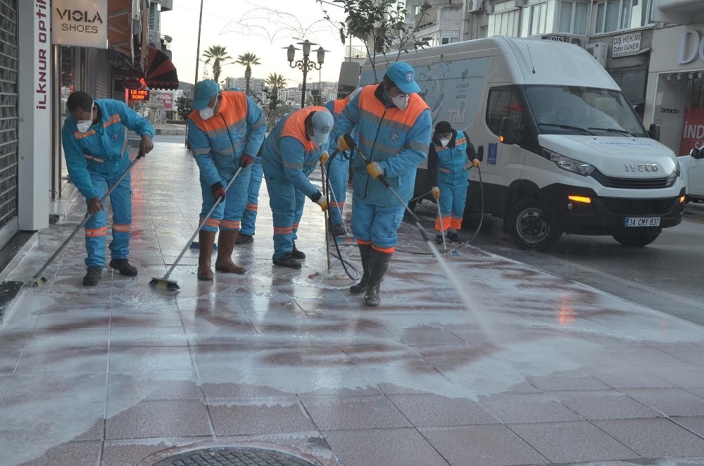 Kuşadası Belediyesi cadde ve sokakları da dezenfekte ediyor 