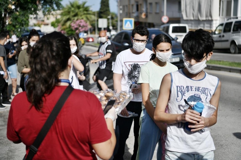 Kuşadası Belediyesi LGS’ye giren öğrencileri, maske, su ve şans kurabiyesi dağıttı 