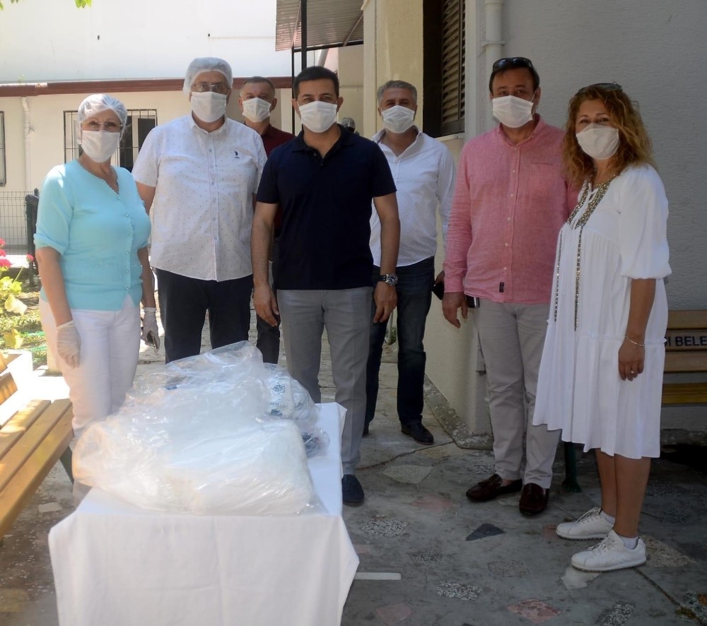Kuşadası Belediyesi maske üretimine bayramda da devam etti 