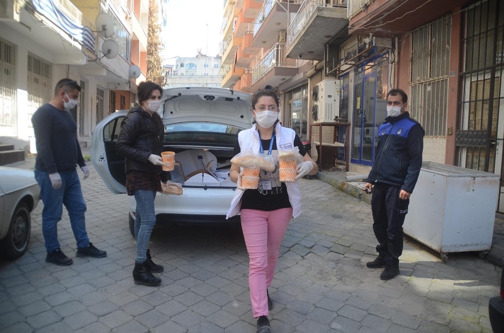 Kuşadası Belediyesi sokağa çıkamayan vatandaşlar için seferber oldu 