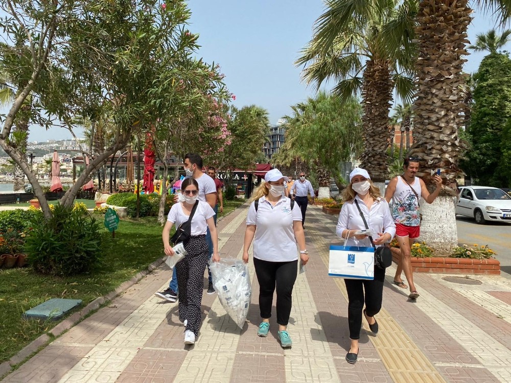 Kuşadası Belediyesi vatandaşlara 250 bin ücretsiz maske dağıttı 