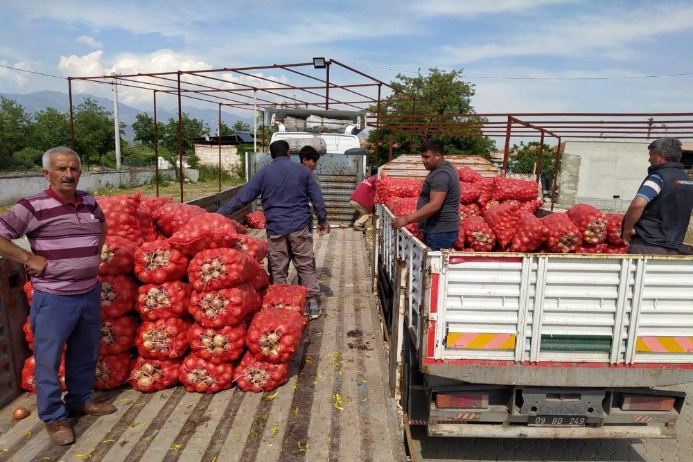 Kuşadası Belediyesi’nden çiftçiye yardım eli 