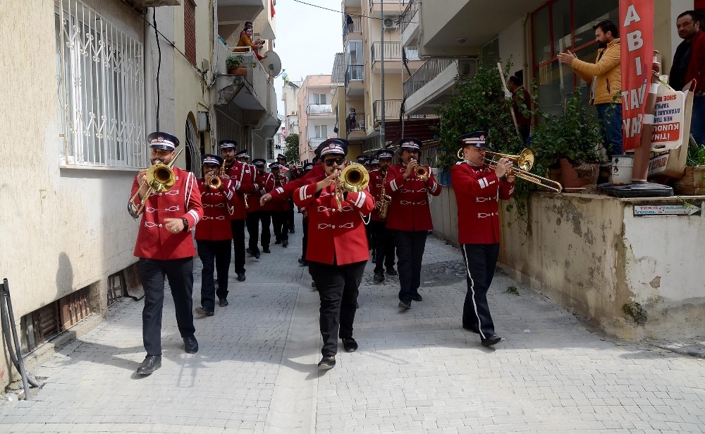 Kuşadası Belediyesi’nden evlerinde kalanlara bandolu destek 