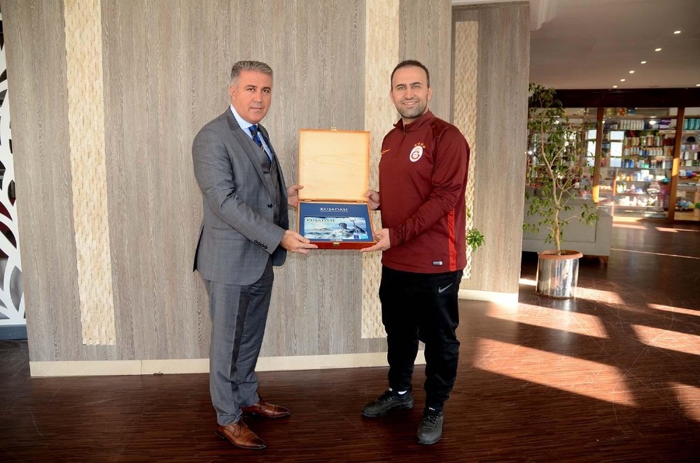 Kuşadası Belediyesi’nden Galatasaray kampına ziyaret 