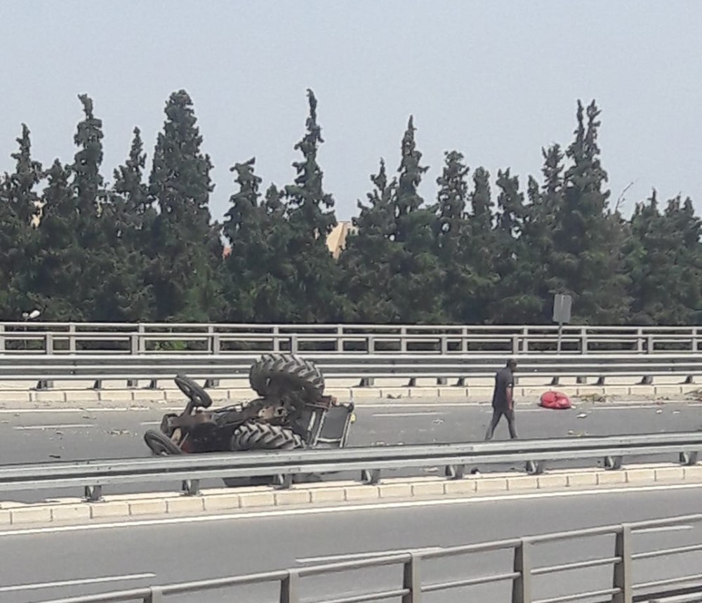 Kuşadası çevre yolunda traktör devrildi 