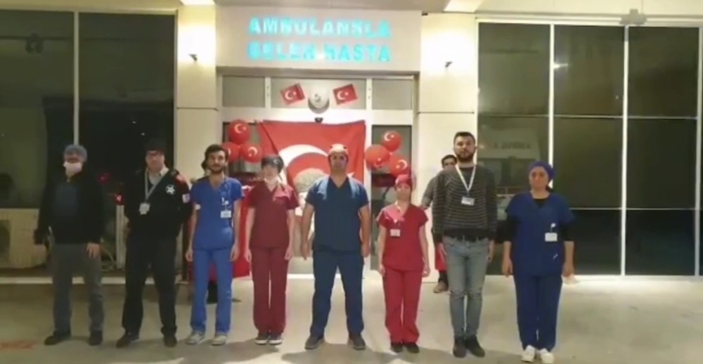 Kuşadası Devlet Hastanesi personeli İstiklal Marşı okudu 