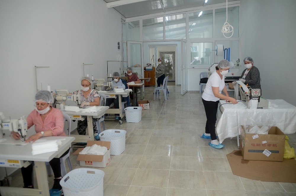 Kuşadası emek atölyesi, çocuklar için maske üretimine başladı 