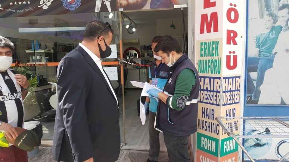 Kuşadası esnafına ücretsiz maske dağıtıldı 