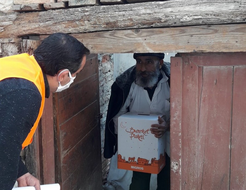 Kuşadası Kaymakamlığı gıda yardımlarını sürdürüyor 