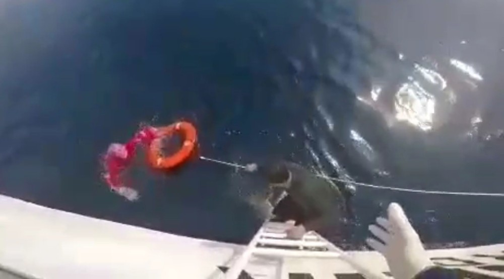 Kuşadası Körfezi’nde tekne battı, içindeki iki kişi kurtarıldı 