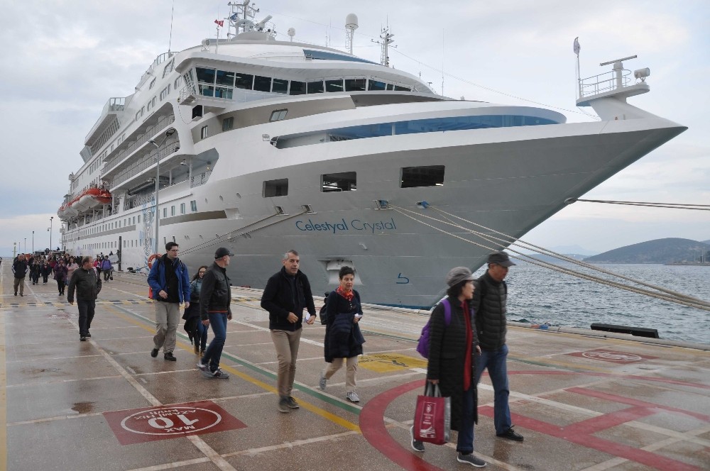 Kuşadası Limanı sezonu erken açtı 