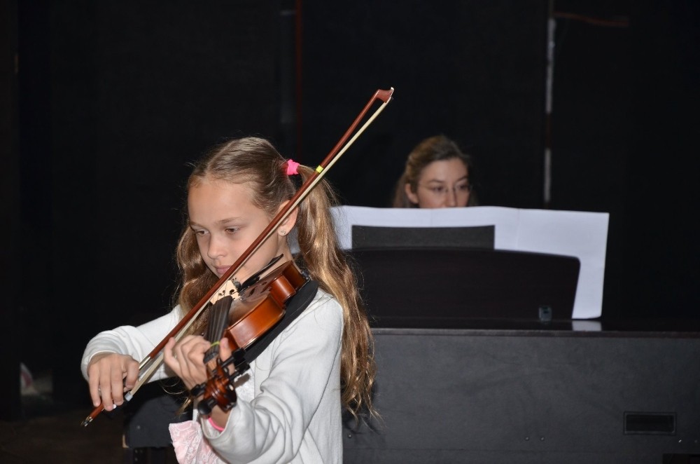 Kuşadası Müzik ve Balo Ortaokulu öğrencilerinden dönem sonu konseri 