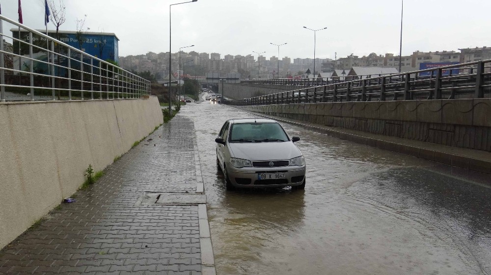 Kuşadası sağanak yağıaşa teslim oldu 