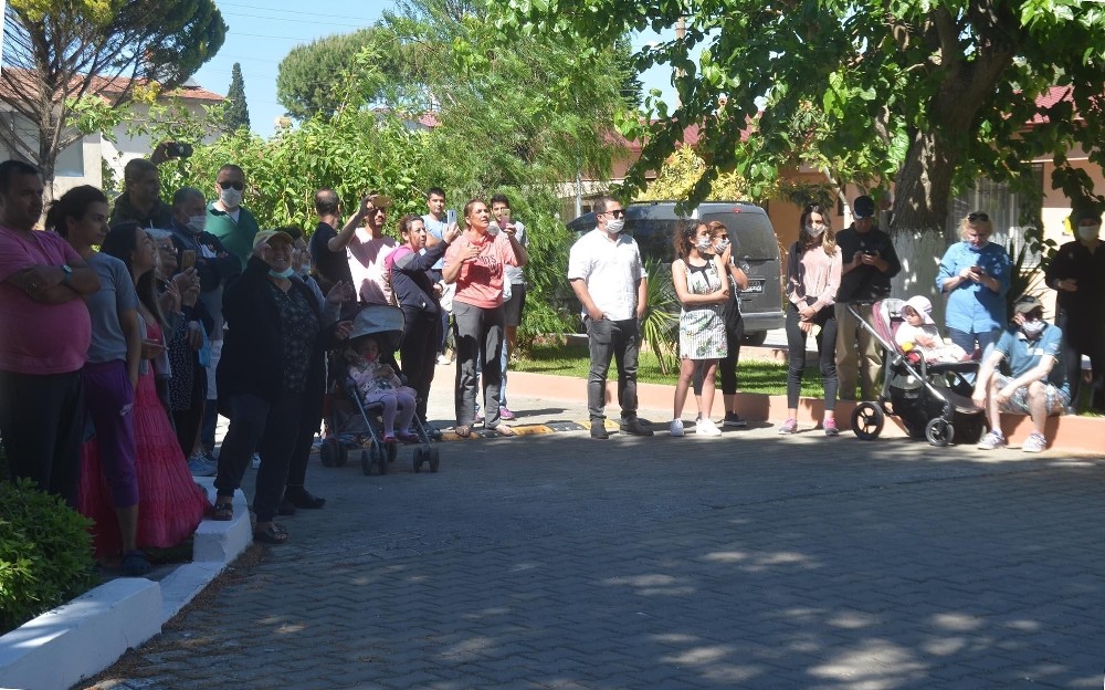 Kuşadası sokakları bayramda belediye bandosuyla şenlendi 