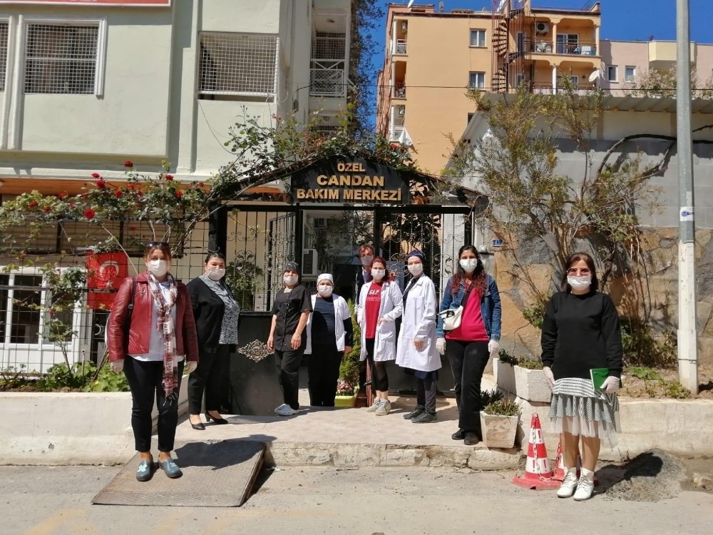 Kuşadası Vefa Grubu yaşlıları ziyaret etti 